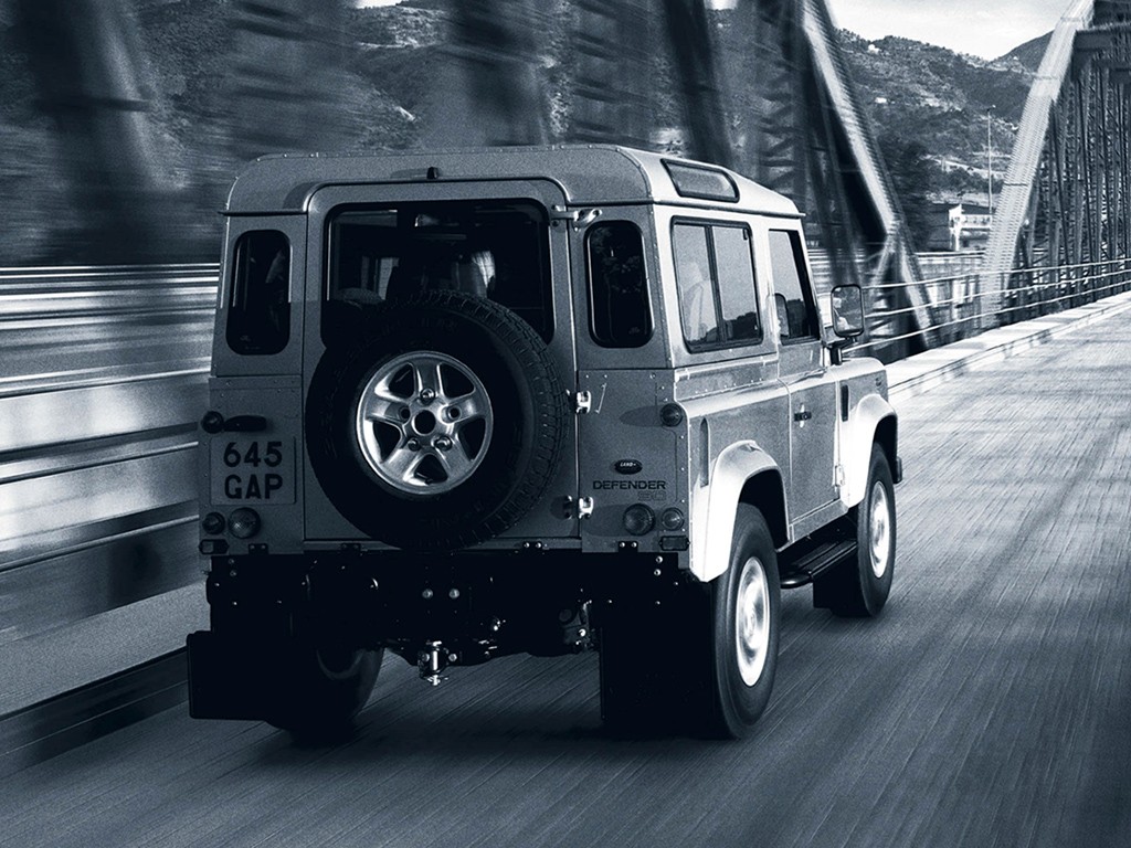 Land Rover Defender 90 photo 4