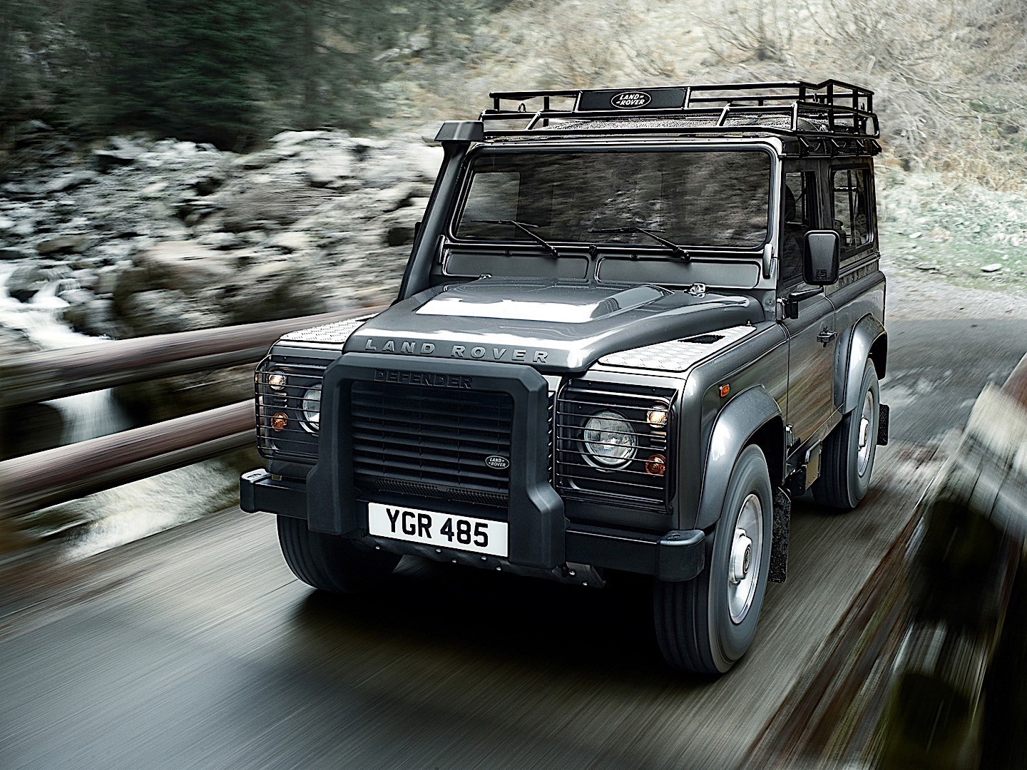 Land Rover Defender 90 photo 12