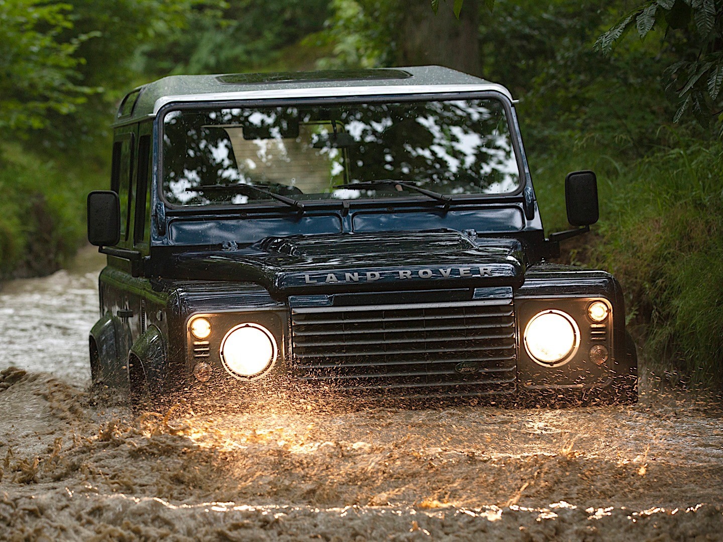 Land Rover Defender 90 photo 15