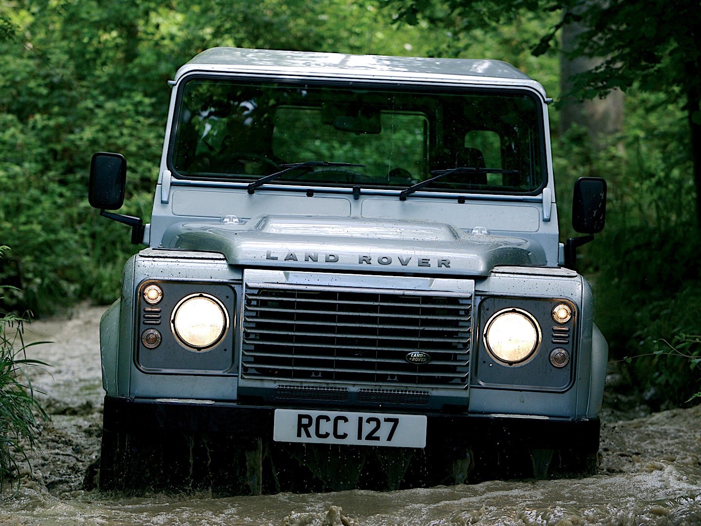 Land Rover Defender 90 photo 16