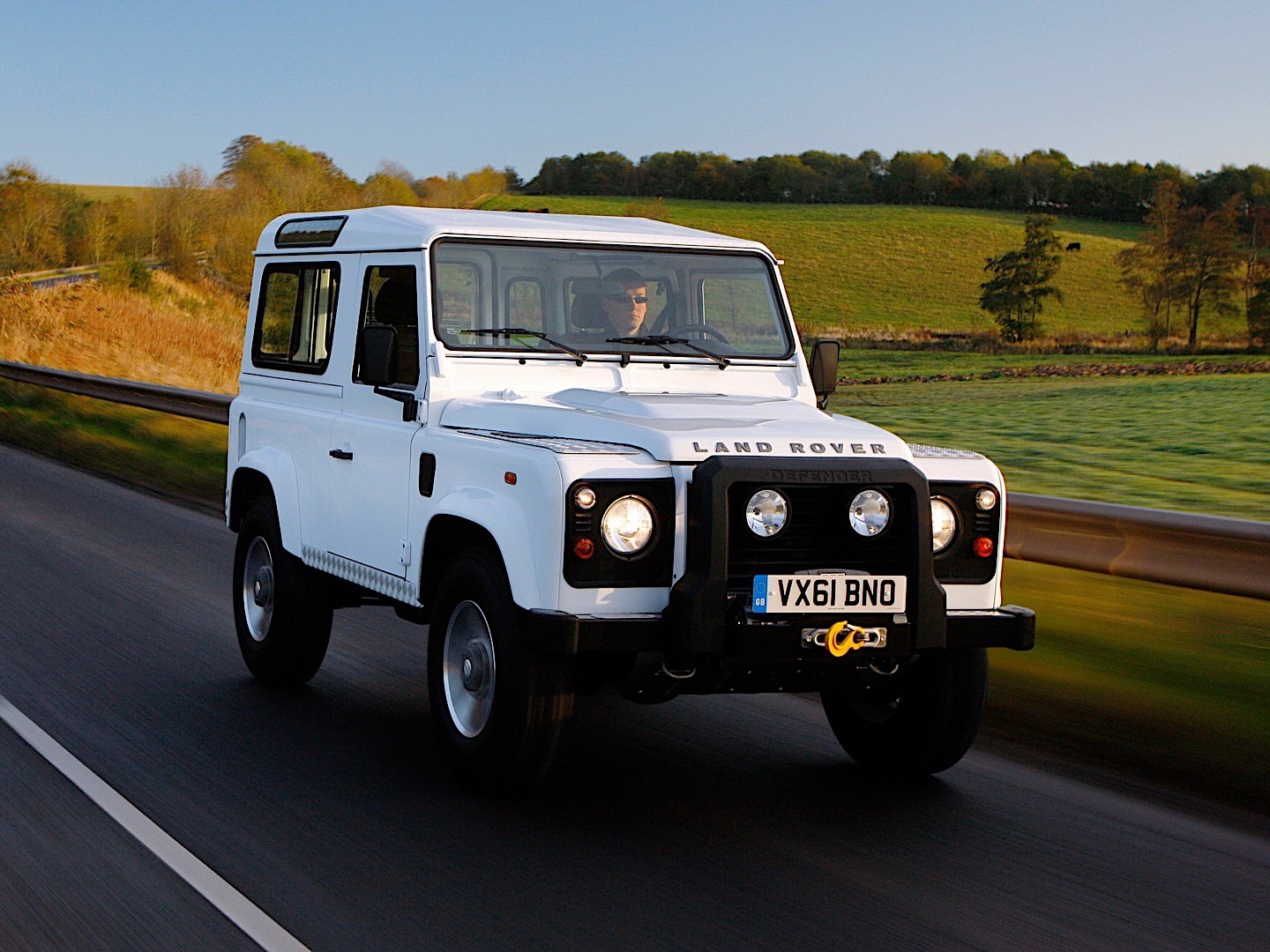 Land Rover Defender 90 photo 17