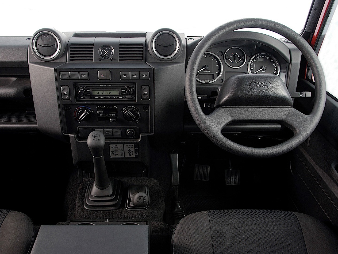 Land Rover Defender 90 photo 38