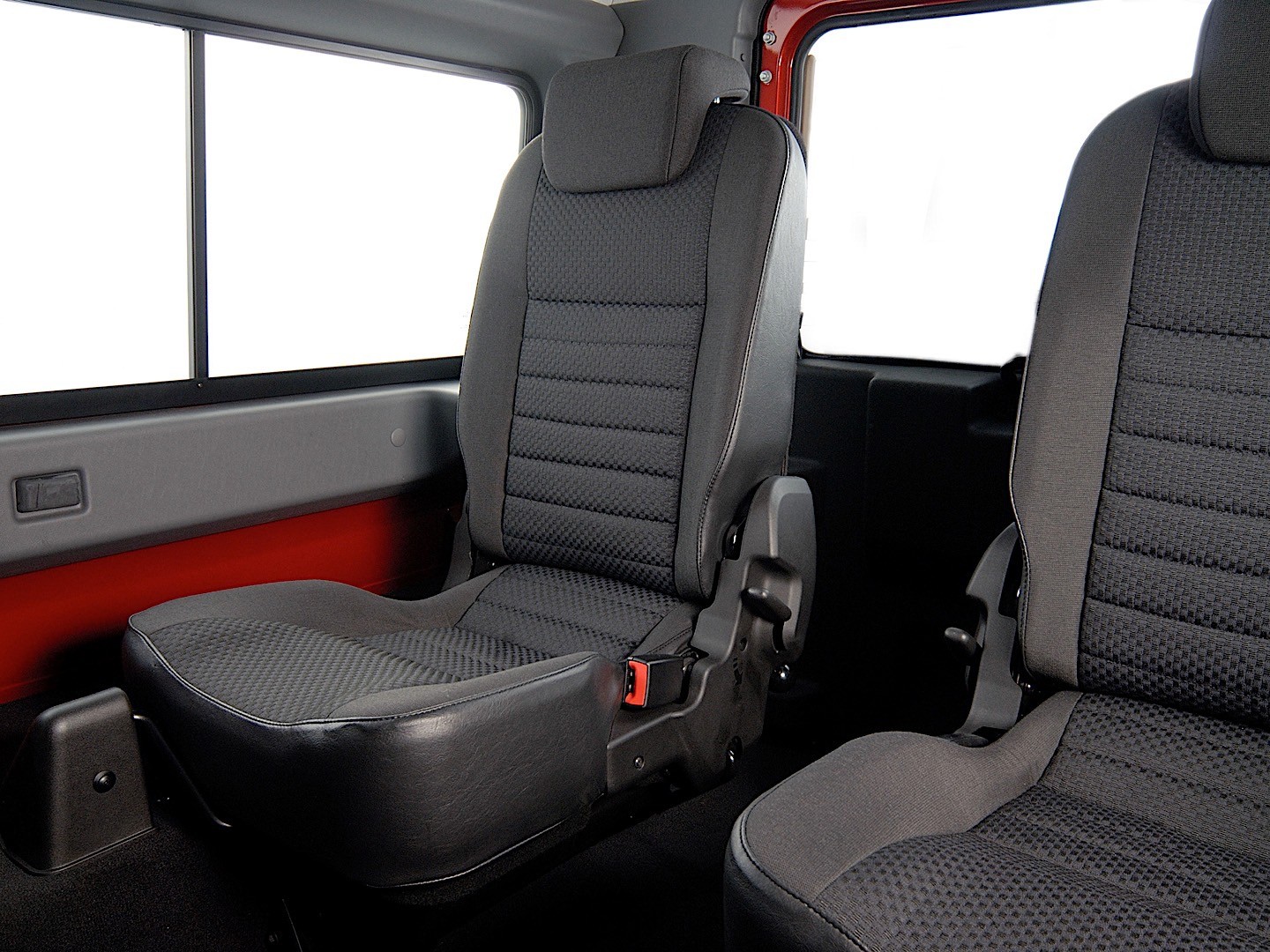 Land Rover Defender 90 photo 40