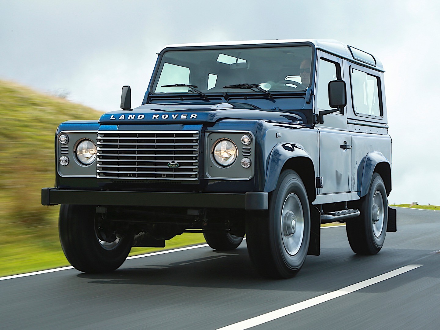 Land Rover Defender 90 photo 28