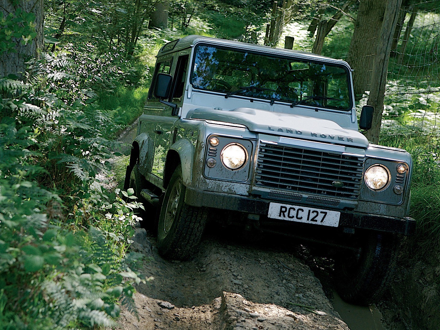 Land Rover Defender 90 photo 29