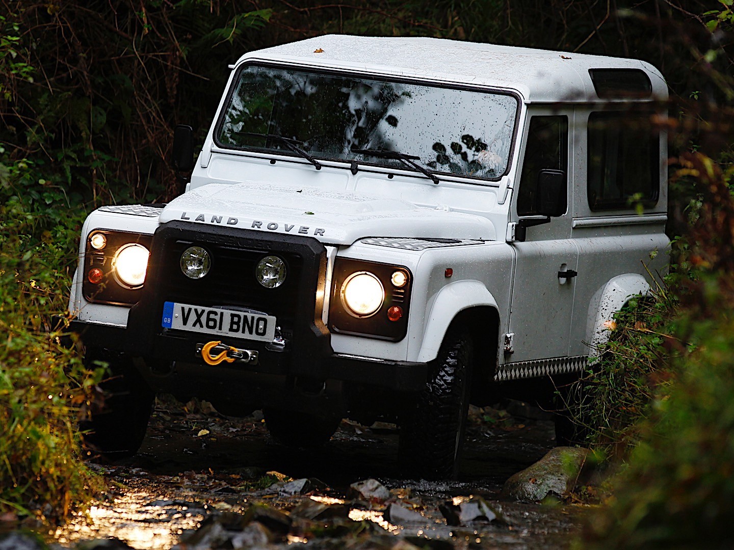 Land Rover Defender 90 photo 6