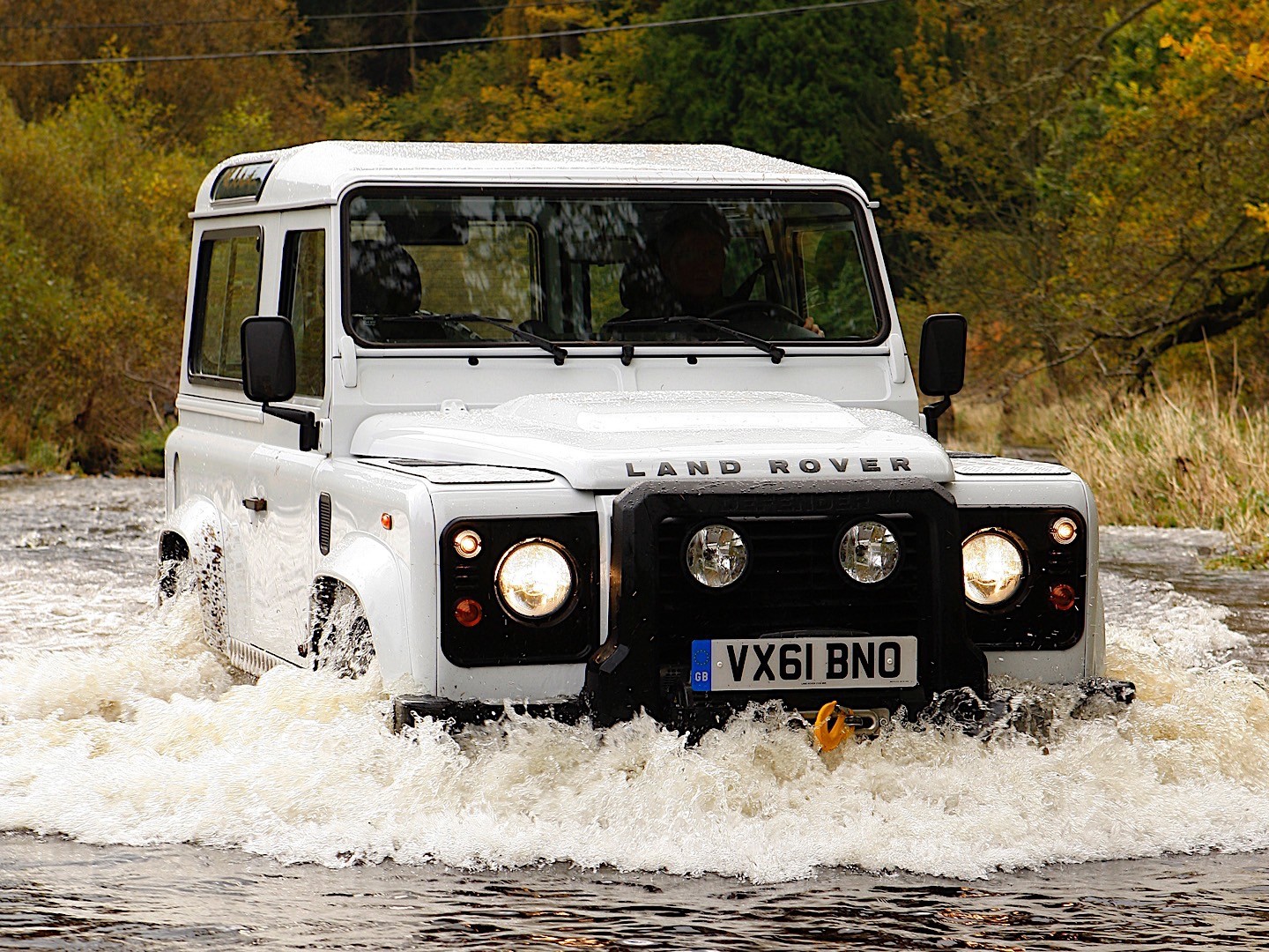 Land Rover Defender 90 photo 8