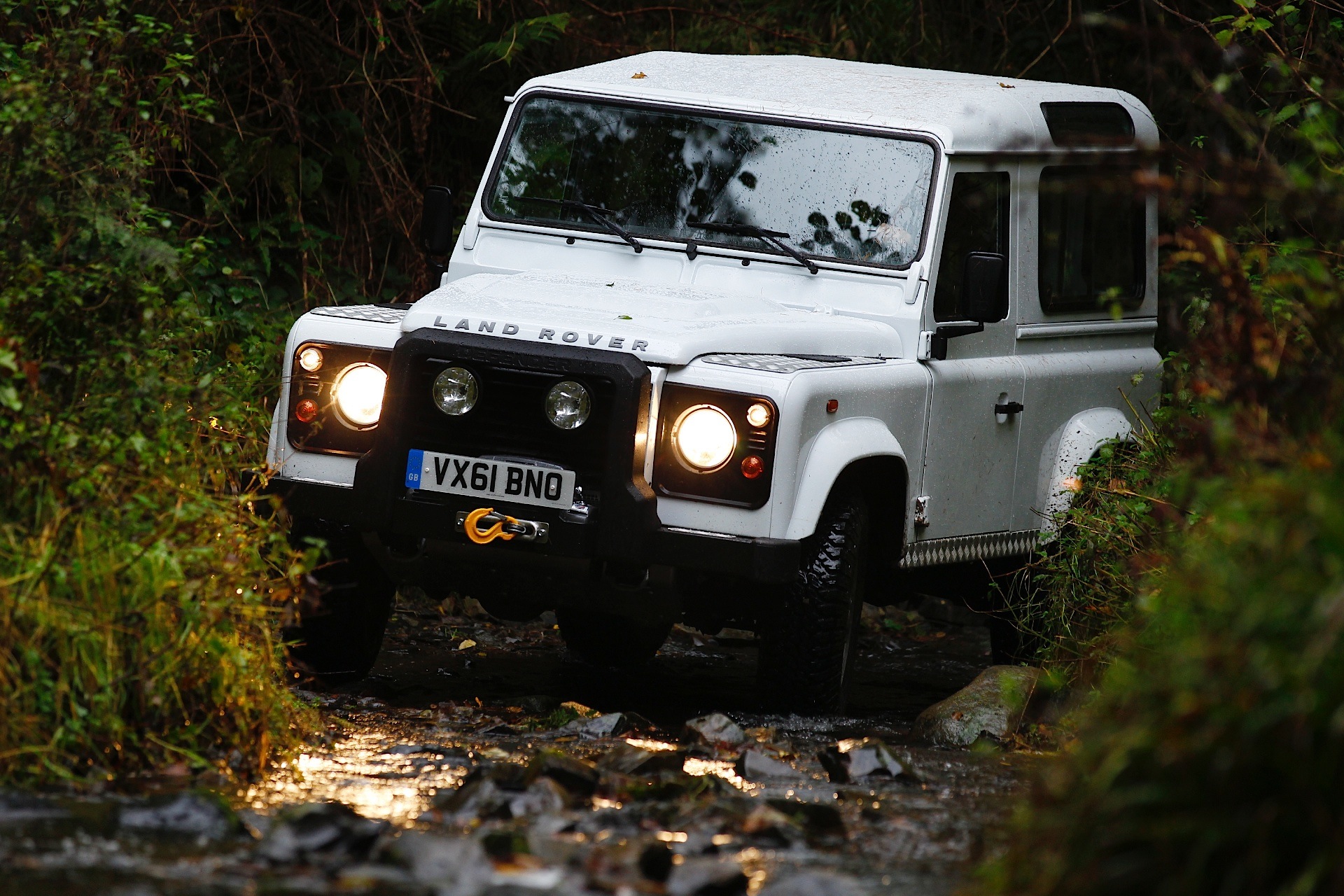 Land Rover Defender 90 photo 16