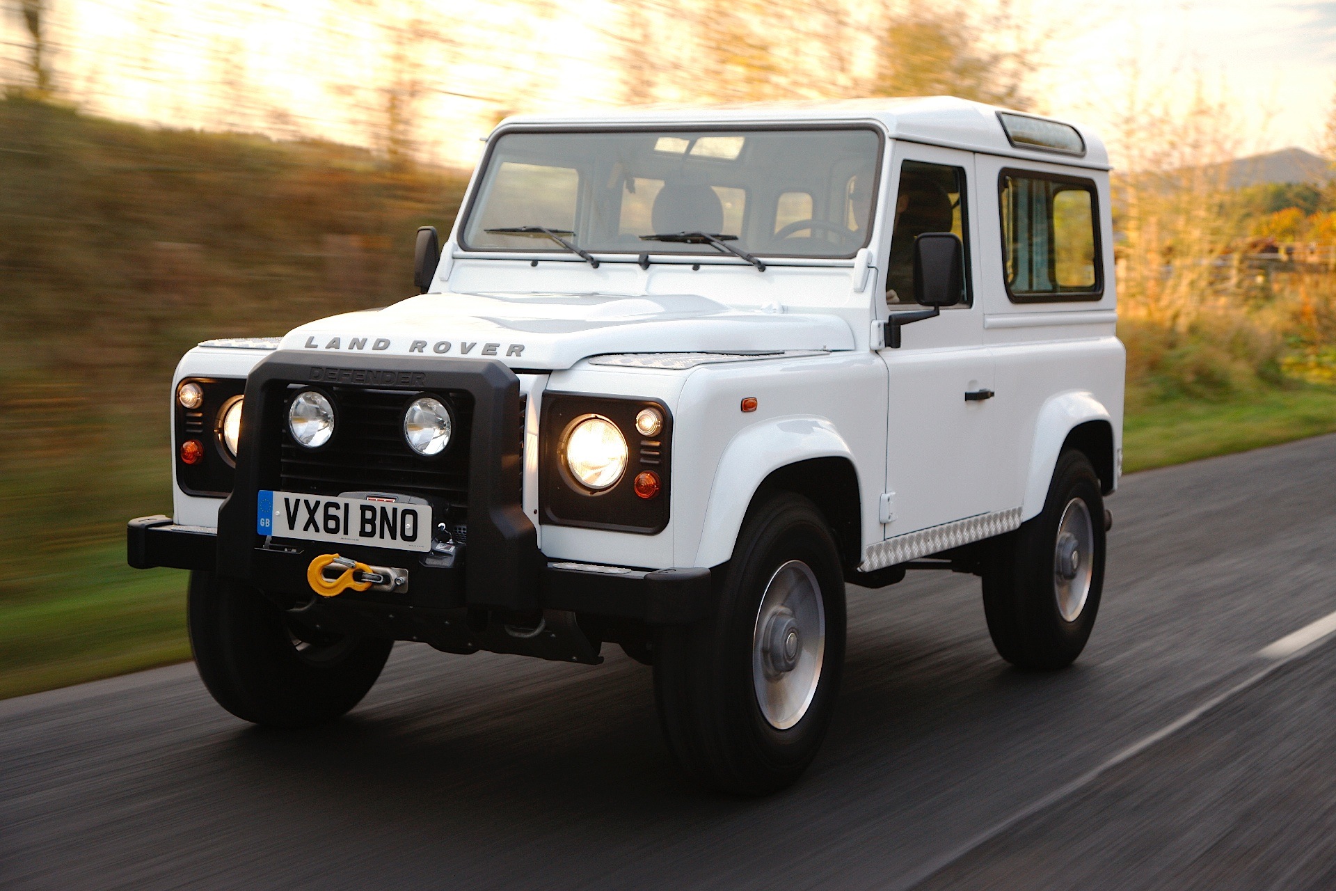 Land Rover Defender 90 photo 2