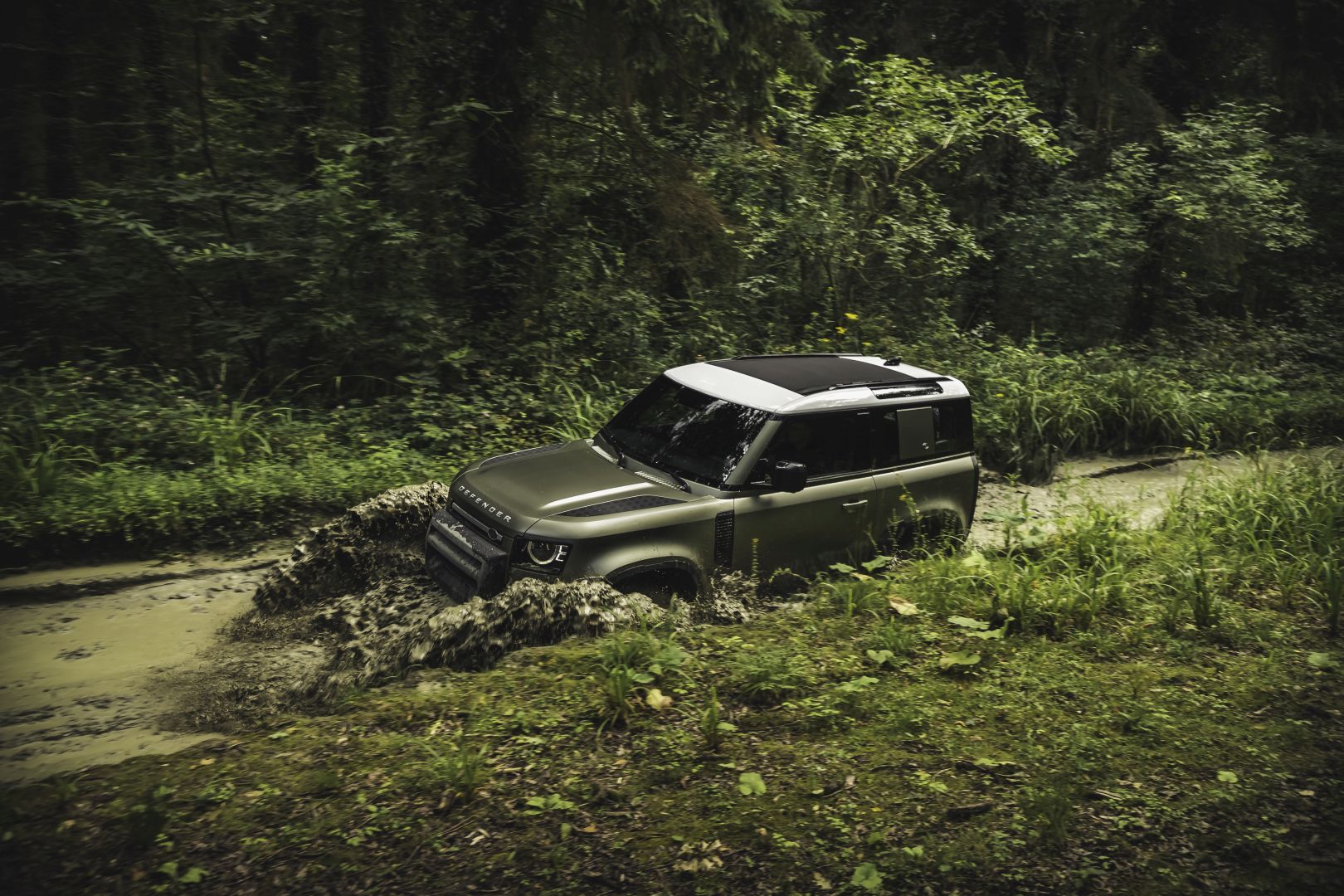 Land Rover Defender 90 photo 16