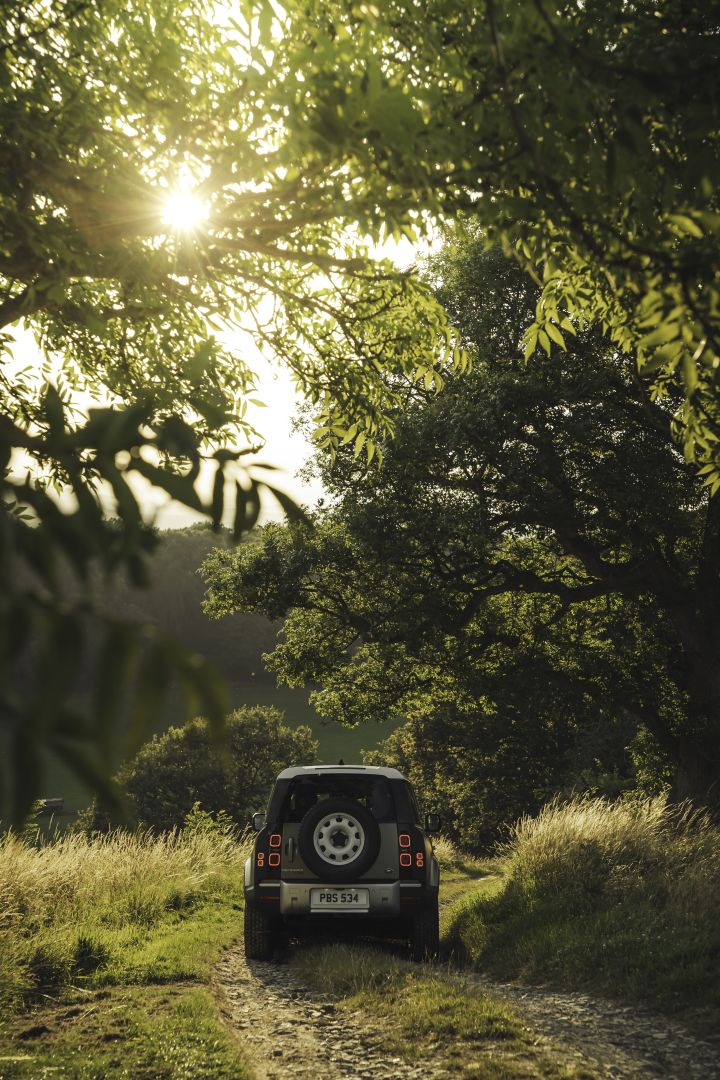 Land Rover Defender 90 photo 27