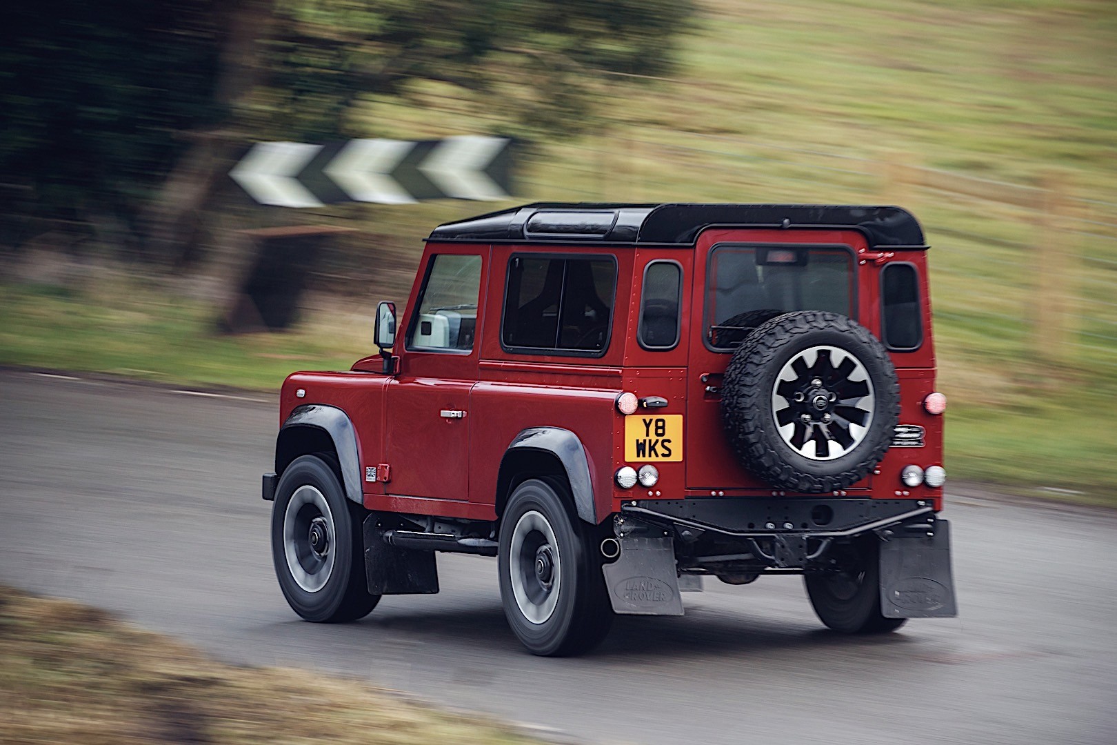 Land Rover Defender 90 photo 12