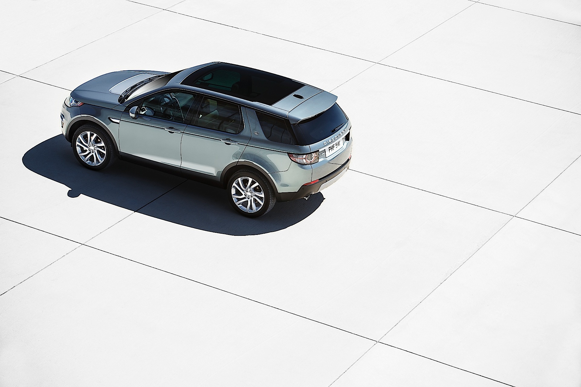 Land Rover Discovery Sport photo 2