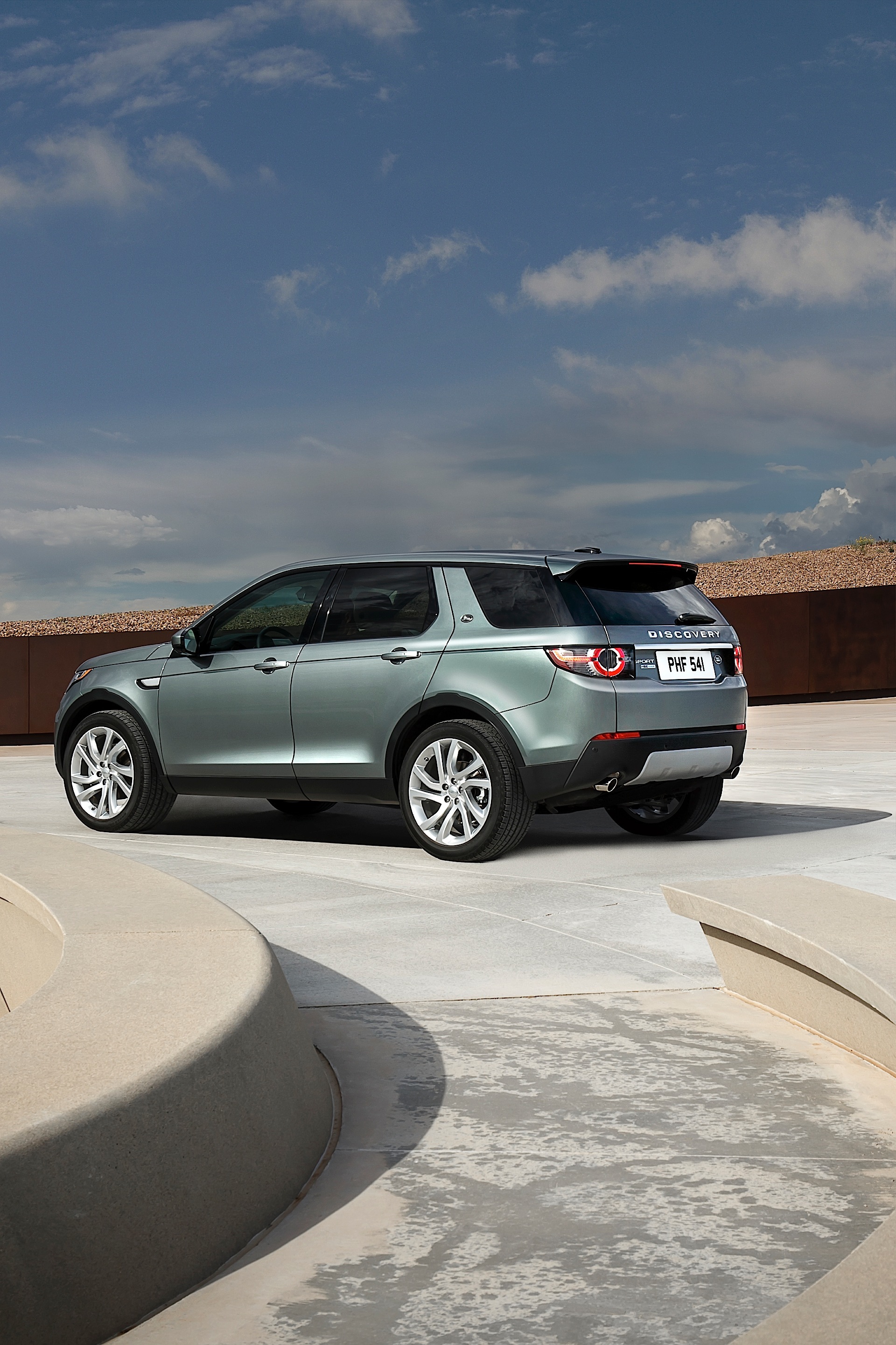 Land Rover Discovery Sport photo 5