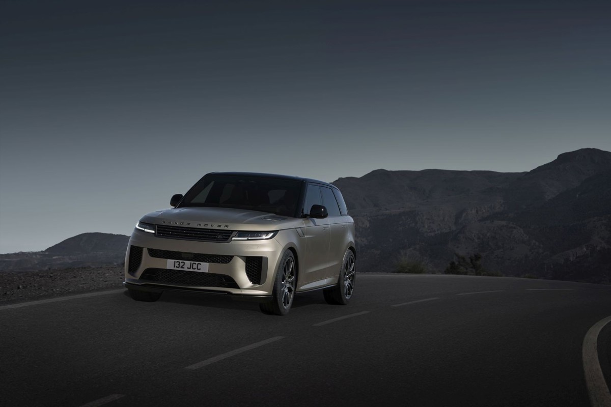 Land Rover LAND ROVER Range Rover Sport 5.0L SVR V8 8AT AWD (550 HP)