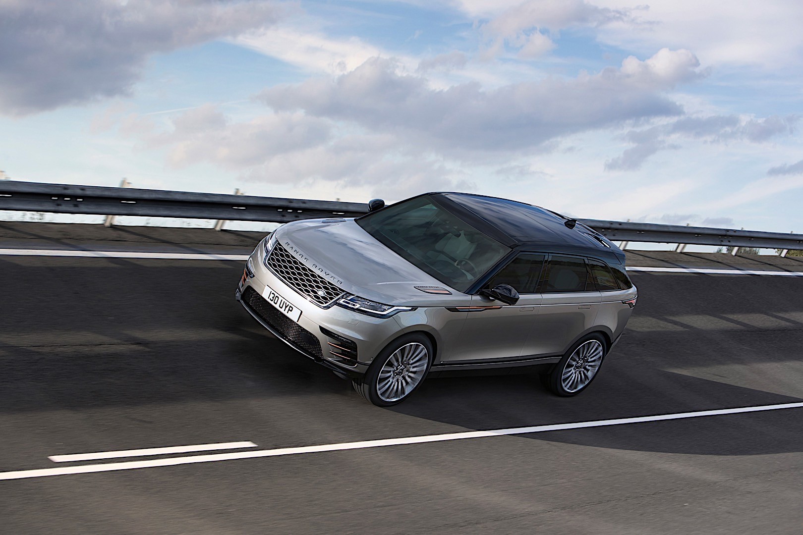 Land Rover Range Rover Velar photo 11