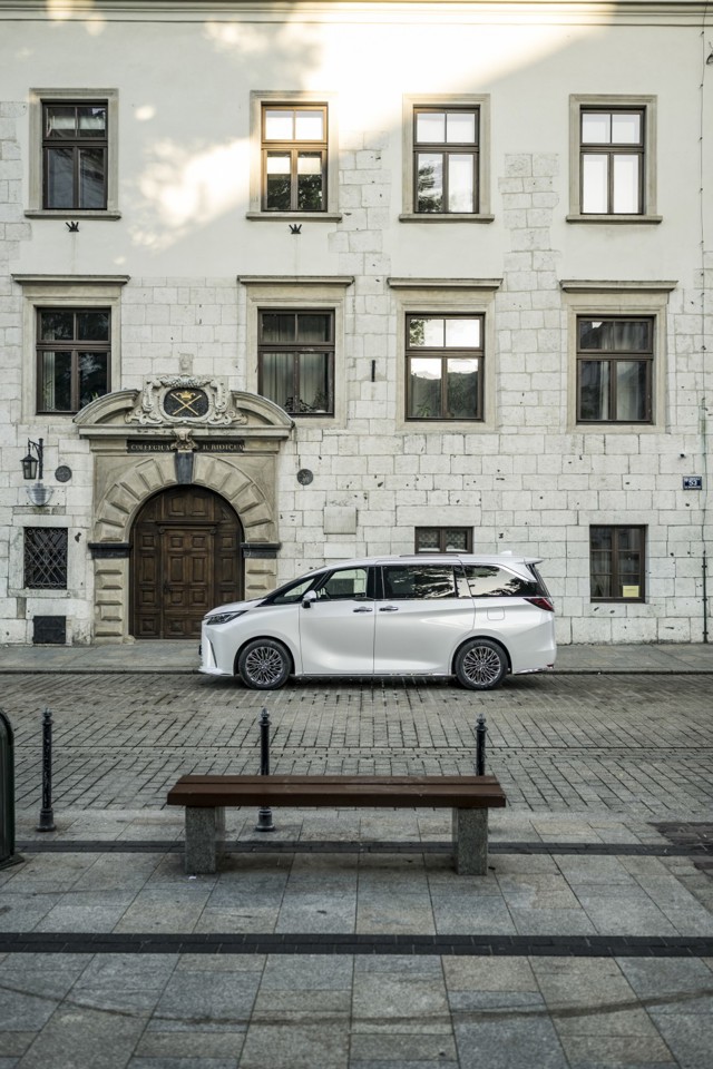 Lexus Lm photo 86