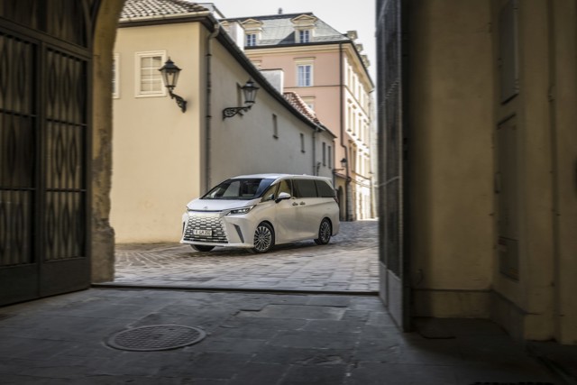Lexus Lm photo 89