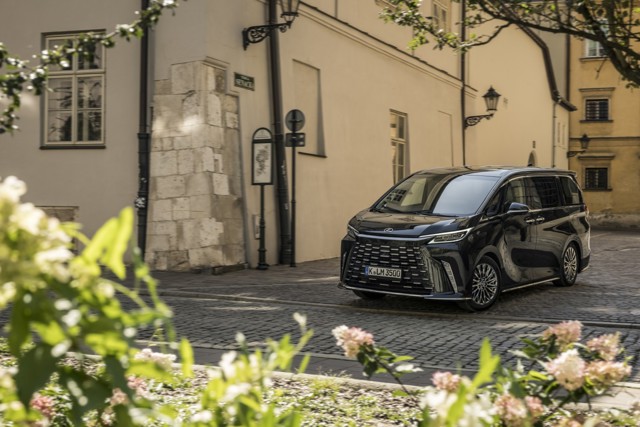 Lexus Lm photo 90