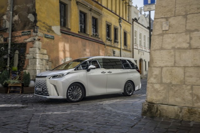 Lexus Lm photo 91