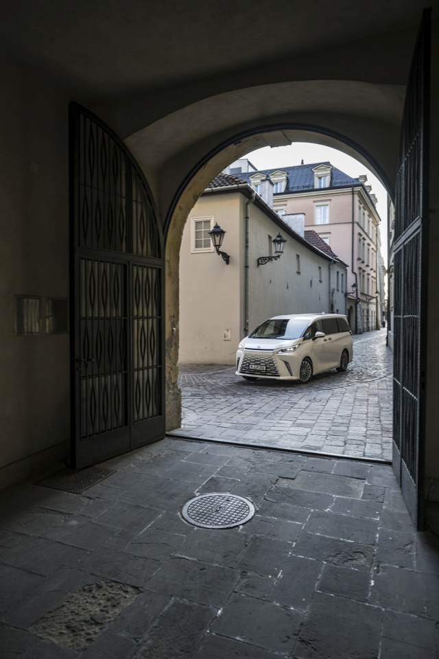 Lexus Lm photo 94