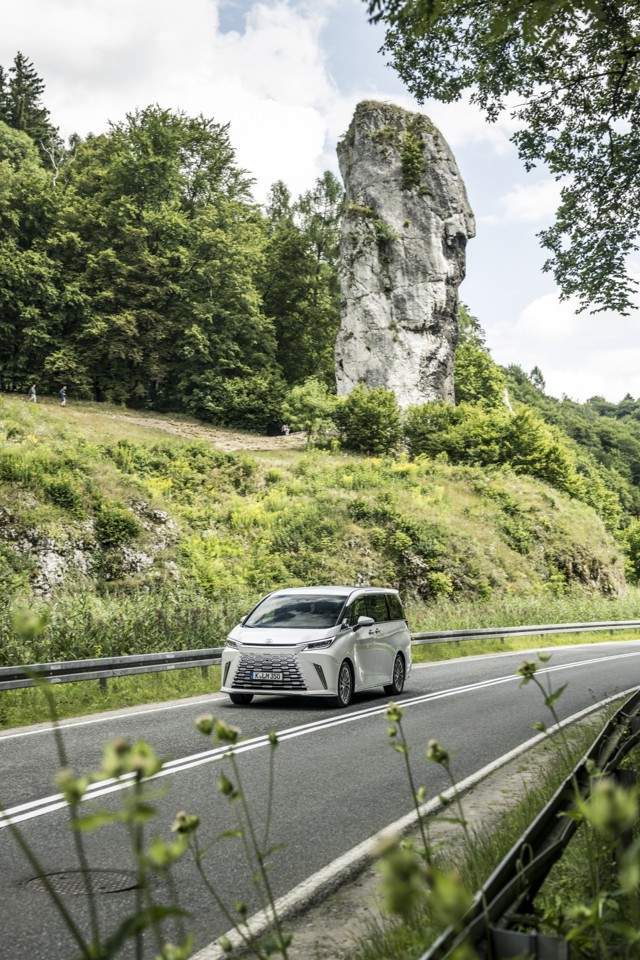 Lexus Lm photo 96