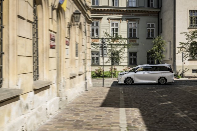 Lexus Lm photo 99