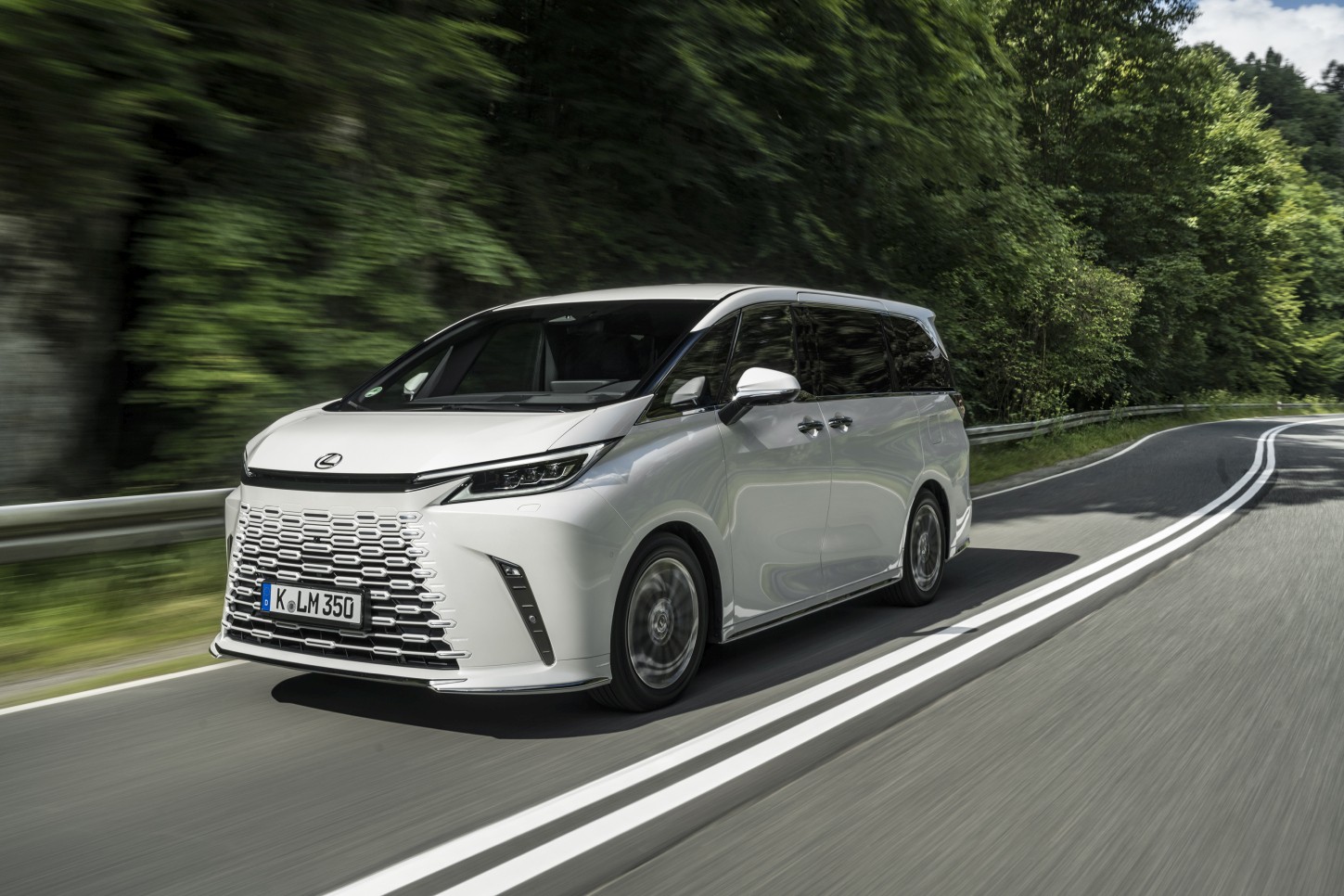 Lexus Lm photo 100