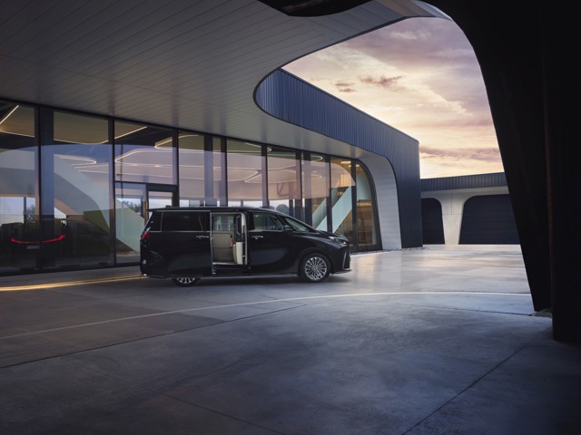 Lexus Lm photo 103