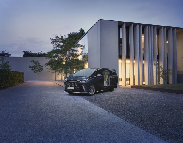 Lexus Lm photo 105