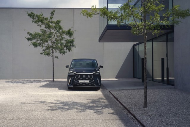 Lexus Lm photo 110