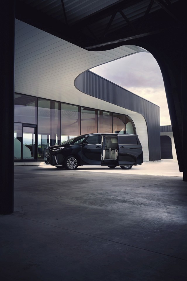Lexus Lm photo 113