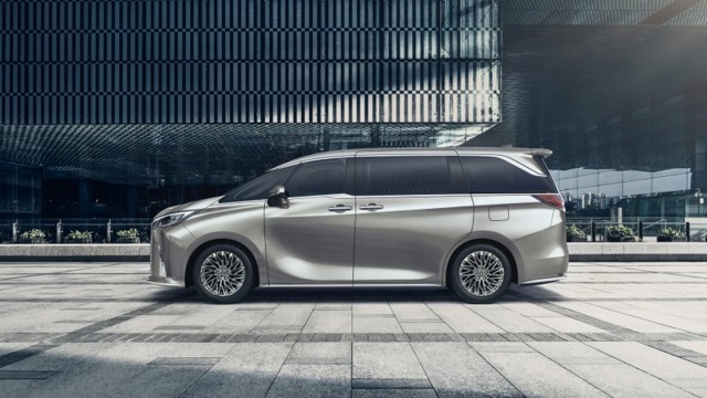 Lexus Lm photo 3