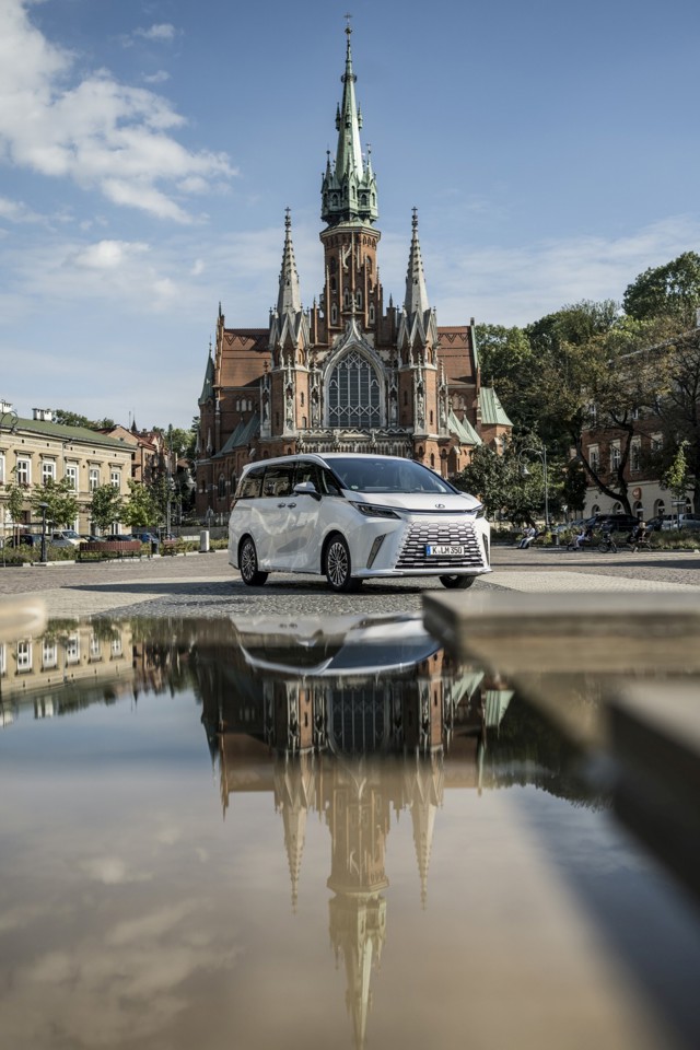 Lexus Lm photo 7
