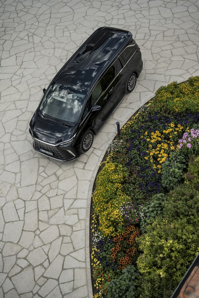 Lexus Lm photo 8