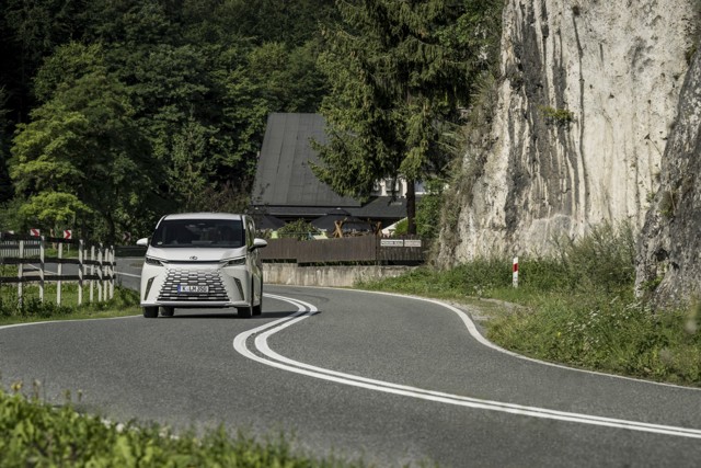 Lexus Lm photo 9