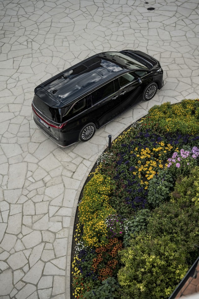 Lexus Lm photo 11