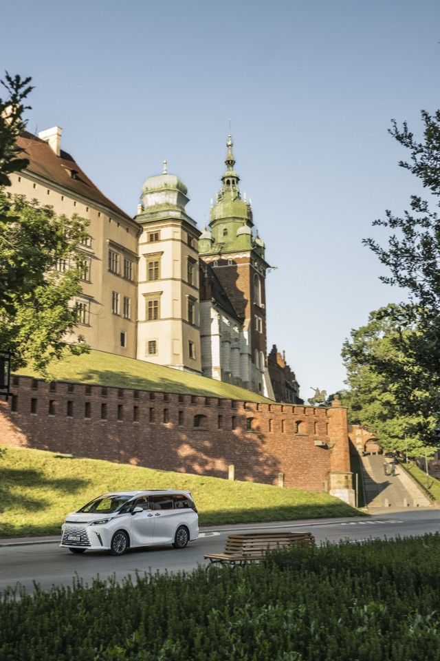 Lexus Lm photo 15