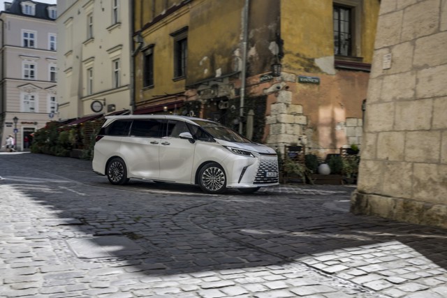 Lexus Lm photo 19