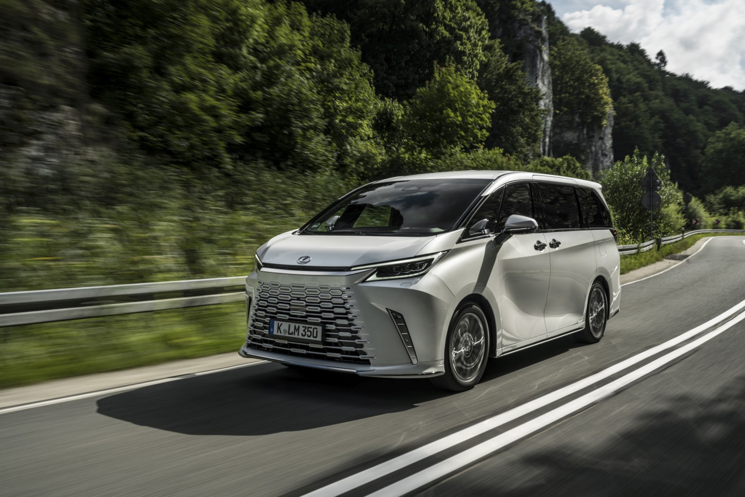 Lexus Lm photo 20
