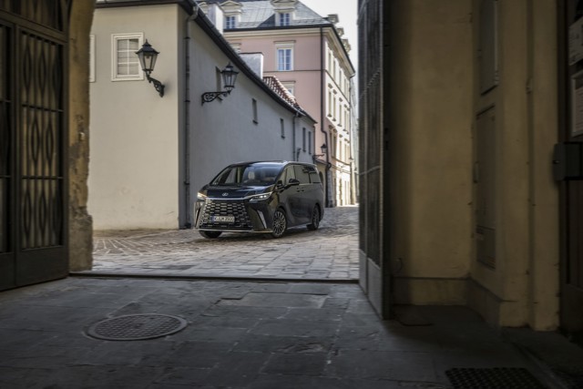 Lexus Lm photo 25