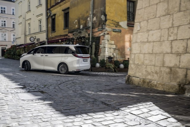 Lexus Lm photo 28