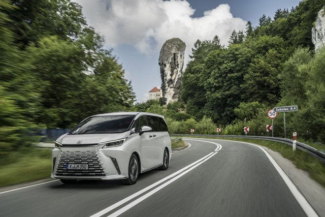 Lexus Lm photo 30