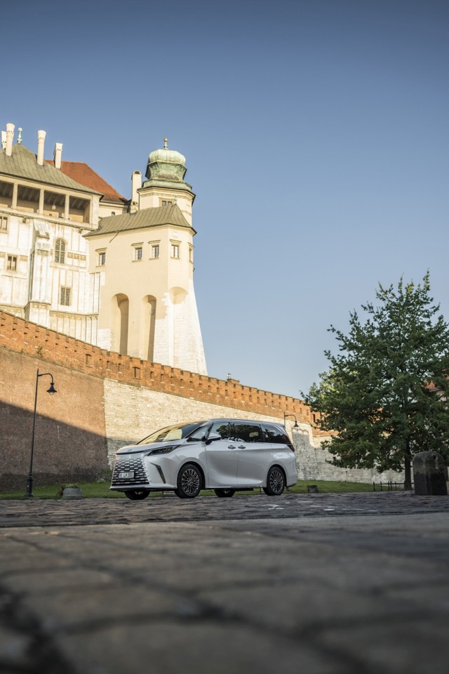 Lexus Lm photo 35