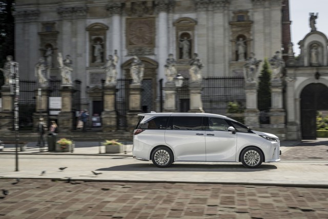 Lexus Lm photo 38