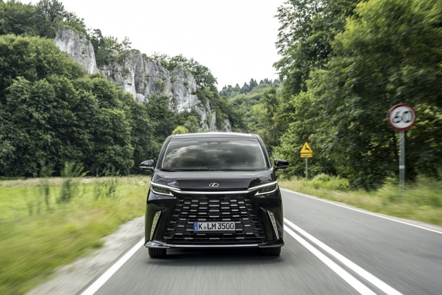 Lexus Lm photo 39