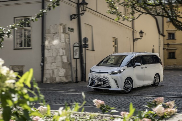 Lexus Lm photo 42