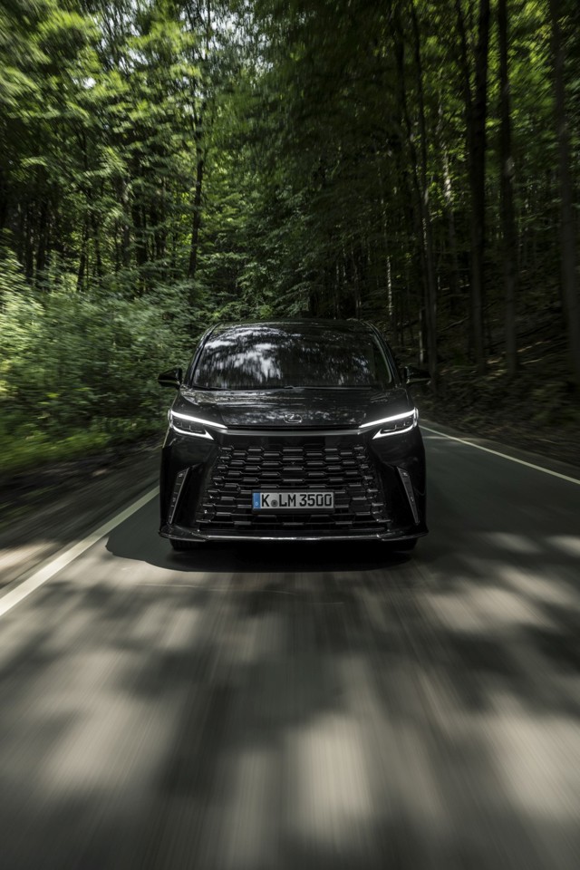 Lexus Lm photo 44