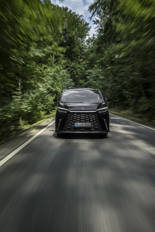 Lexus Lm photo 52