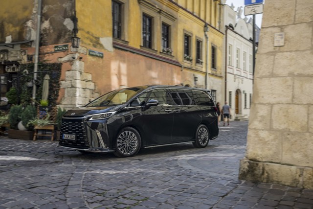 Lexus Lm photo 55